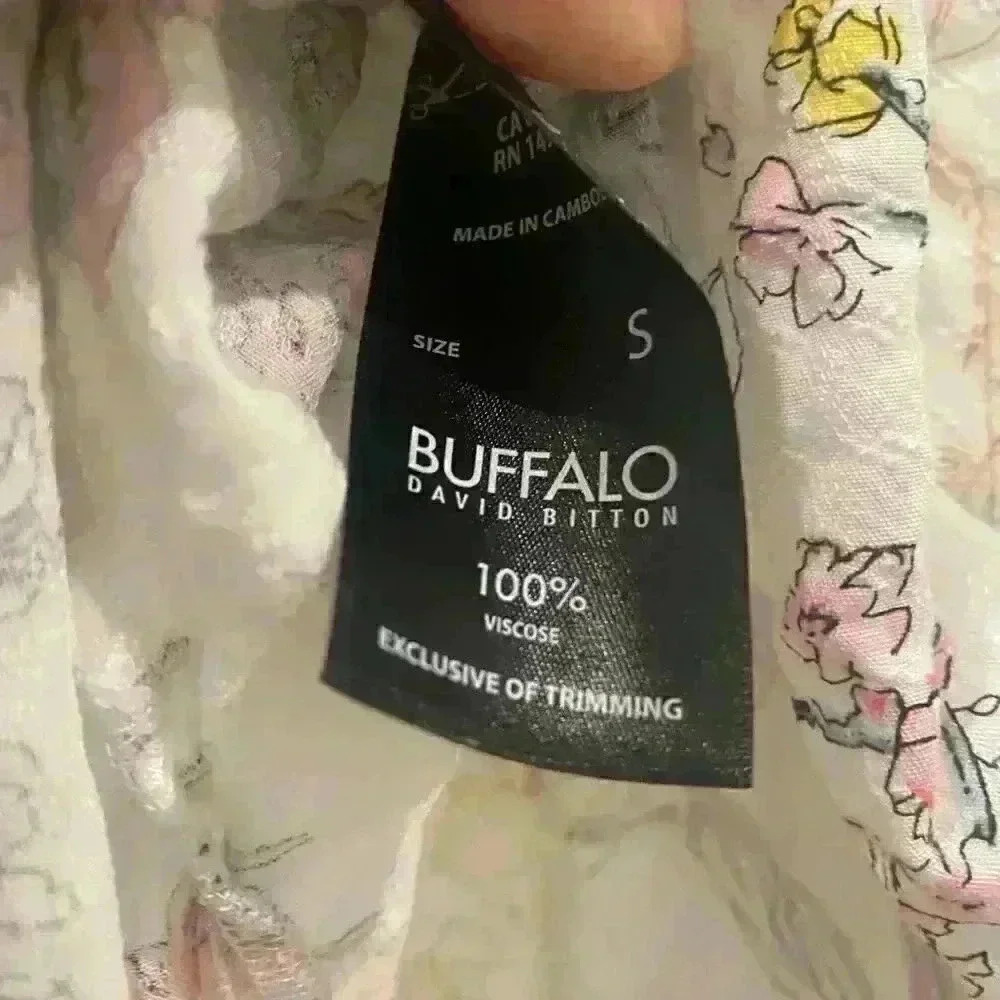 Buffalo white floral women knot front t shirt in Sz S (could fit Sz M) - EUC - Picture 3 of 4